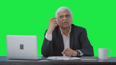el empresario indio senior confundido pensando en la pantalla verde