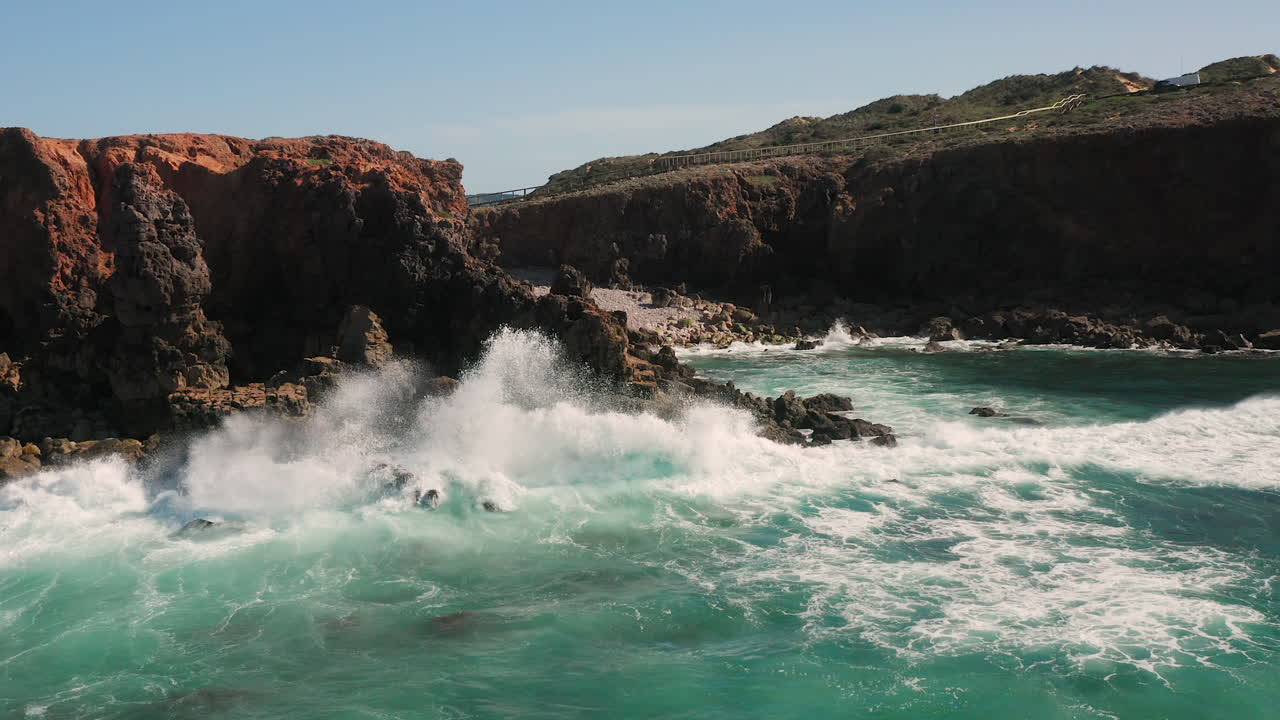antena: la playa de surf de bordeira en el algarve