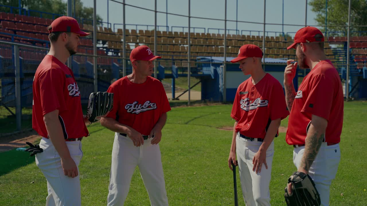Riunione del team di baseball sul campo