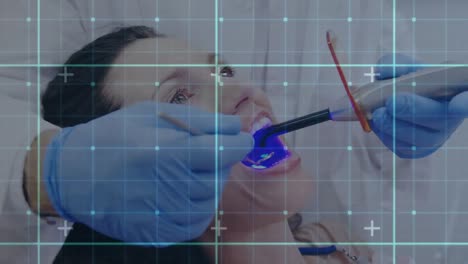 líneas de cuadrícula contra el dentista que trata a una paciente femenina