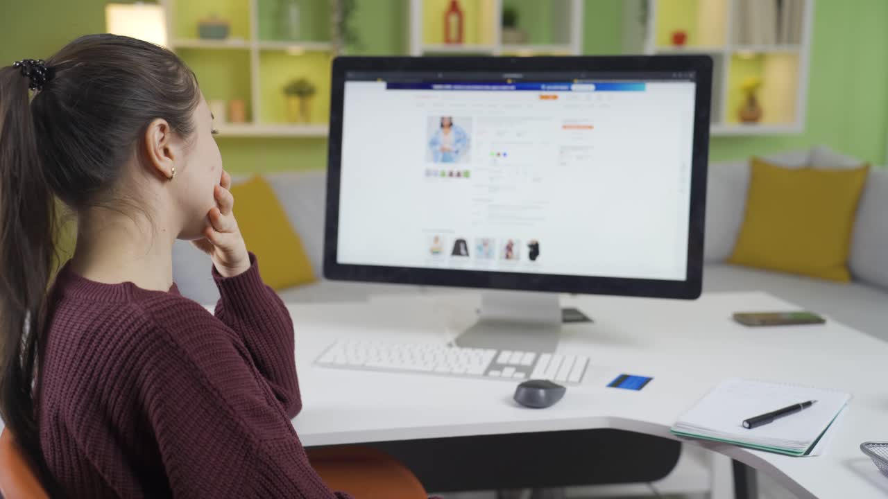 una joven asiática frustrada por un saldo insuficiente en la tarjeta de crédito.