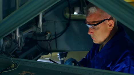 ingeniero examinando aeronaves usando una tableta digital 4k