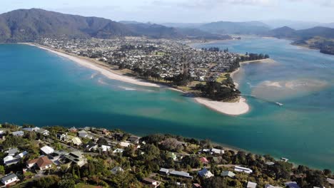 Vista-Aérea,-Playa-De-Pauanui,-Bahía-Del-Río-Tairua-Y-Resorts-En-La-Península-De-Coromandel,-Nueva-Zelanda