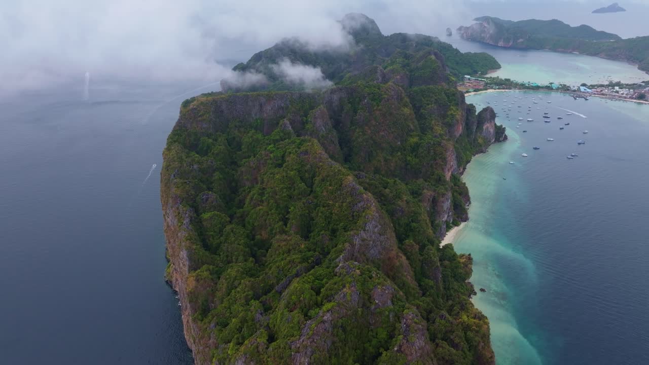 Vista aerea dell'isola di Phi Phi con acque turchesi e baie, Thailandia