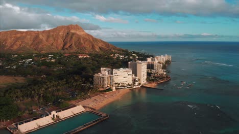 Aerial-drone-footage-of-Honolulu,-Hawaii
