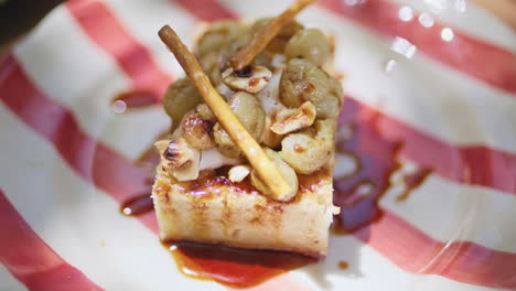 delicioso plato de pastel de maní en el restaurante de verano de cerca. dulce postre elegante