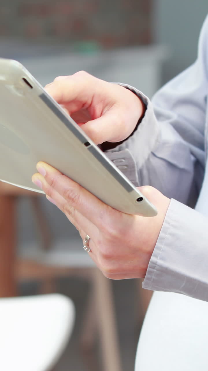 mujer asiática embarazada usando una tableta