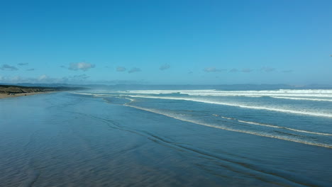 Vista-Panorámica-De-La-Orilla-De-La-Playa-De-90-Millas,-Toma-Panorámica-De-La-Orilla-Y-La-Playa,-Nueva-Zelanda