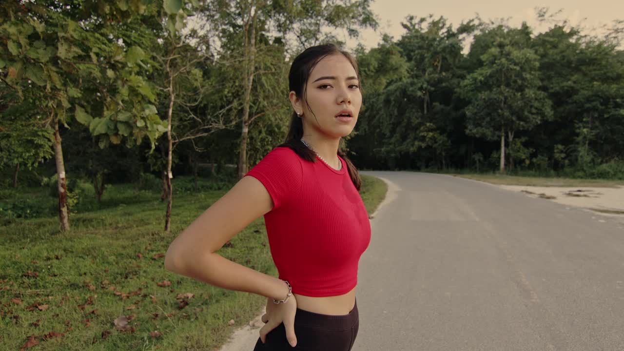 달리기 후 휴식을 취하는 여자