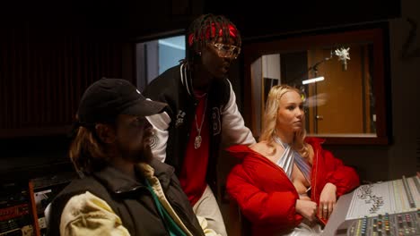 producción musical en un estudio de grabación