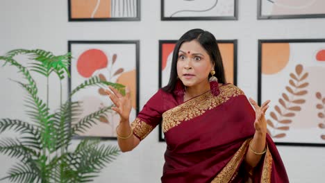 mujer india enojada