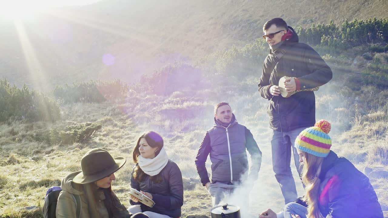 산 에서 캠핑 을 즐기는 친구 들 의 그룹