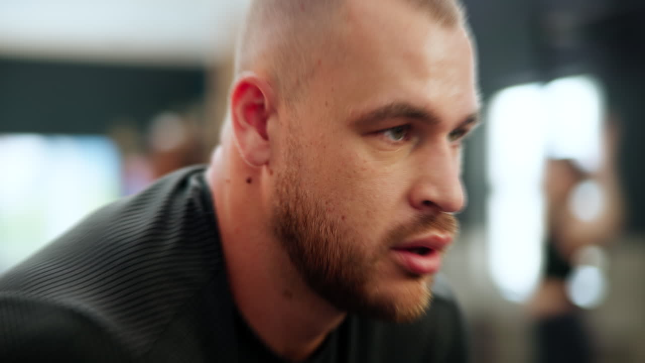 hombre concentrado en el entrenamiento en el gimnasio