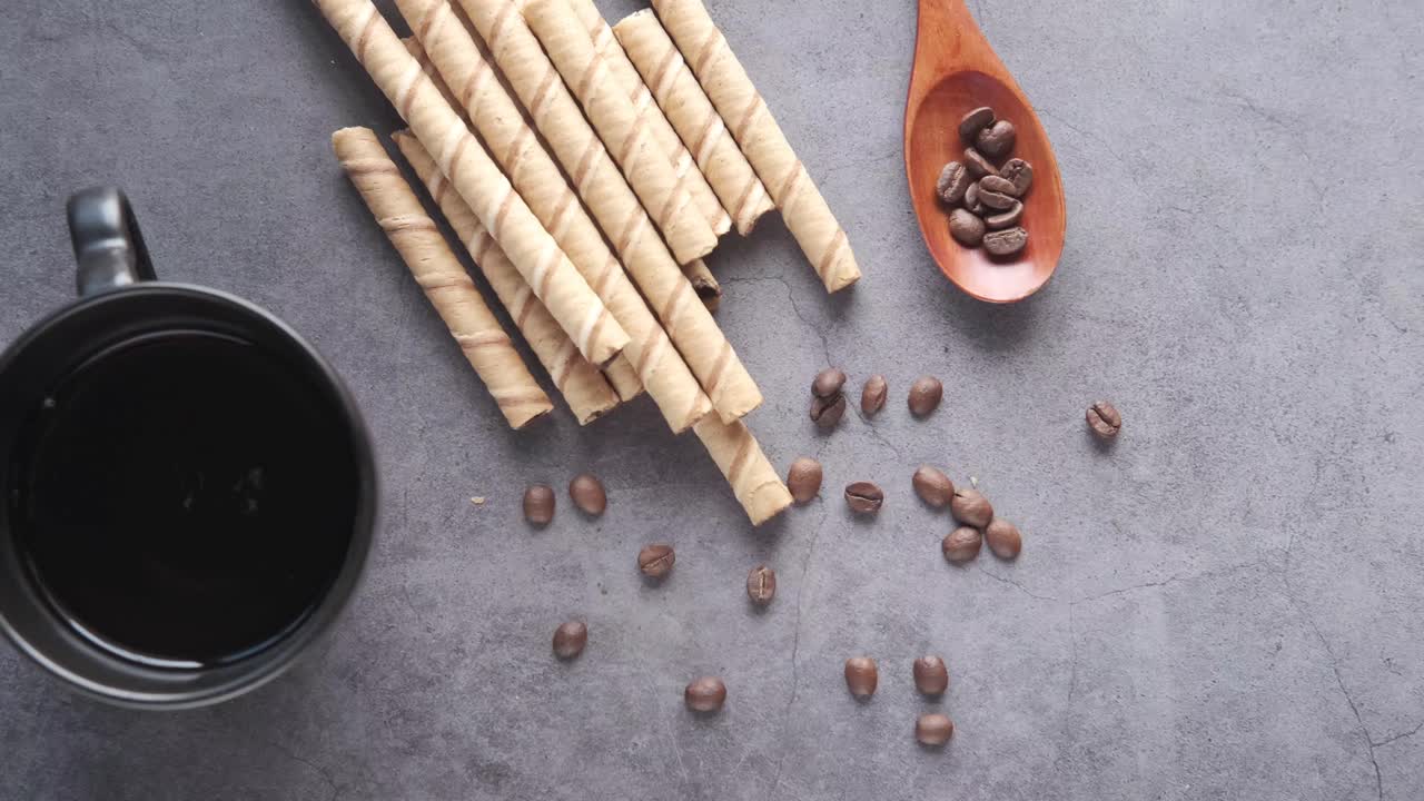 웨이퍼 롤과 함께 커피 브레이크