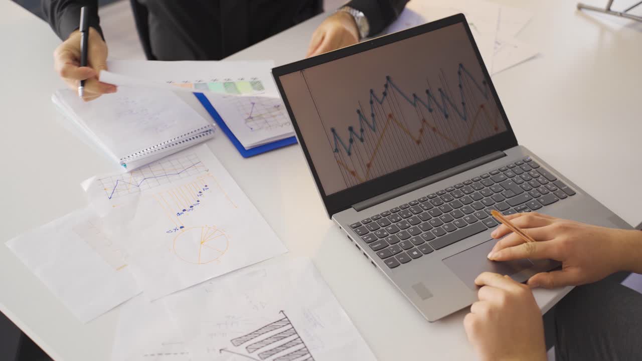 el hombre de negocios y su asistente trabajan intensamente y se apresuran.