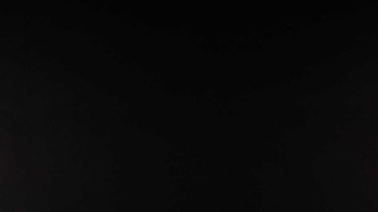 теннисный мяч движется по темному фону