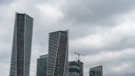 complejo de condominios de gran altura en el barrio de park lawn en toronto, canadá