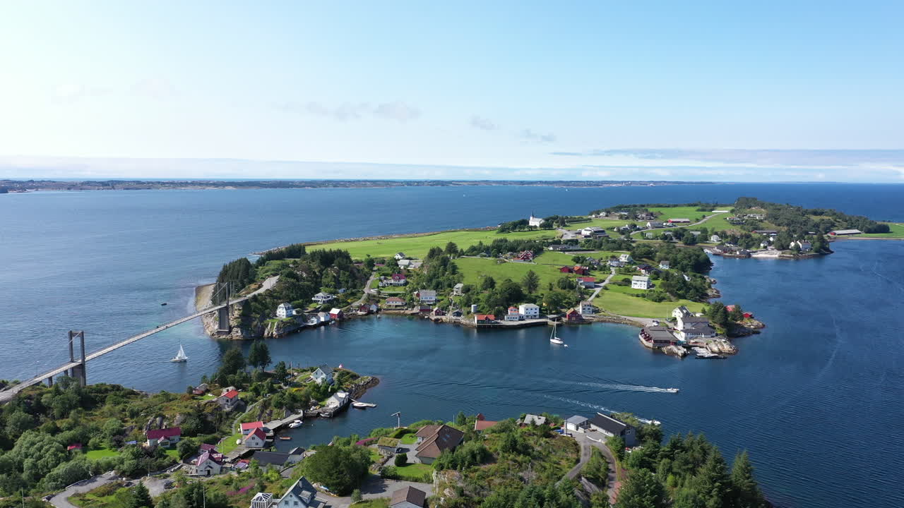 여름날 노어웨이 해안에 있는 아름답고 목가적인 섬 헤르들라에 접근하는 항공 샷