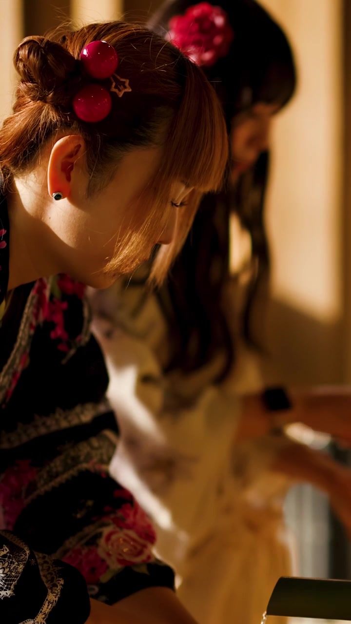 Due donne in yukata eseguono il lavaggio rituale delle mani in un tempio a Tokyo, Giappone