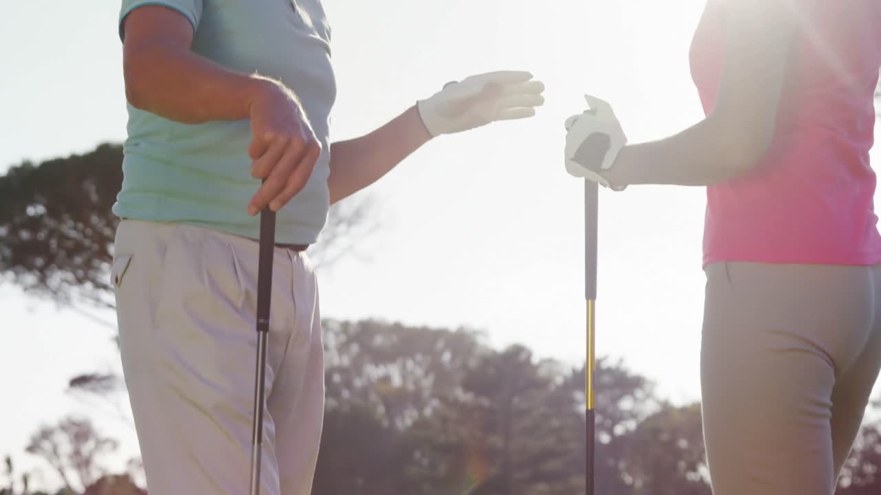 두 명의 행복한 골퍼가 다섯을 치고 있습니다.