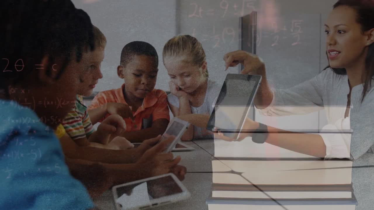 ecuaciones matemáticas sobre la maestra afroamericana para usar tableta digital a los niños en la escuela