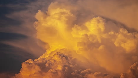 Gewitterwolken-Entwickeln-Sich-Wie-Eine-Explosion-In-Einem-Dunkler-Werdenden-Himmel