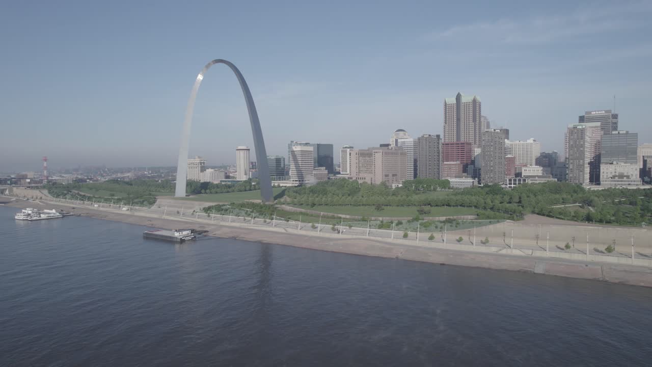vuelo de aviones no tripulados sobre el río mississippi hacia el famoso arco de san luis en un día claro de la mañana
