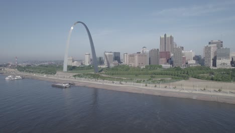 Vuelo-De-Drones-Sobre-El-Río-Mississippi-Hacia-El-Famoso-Arco-De-San-Louis-En-Un-Día-Despejado-Por-La-Mañana