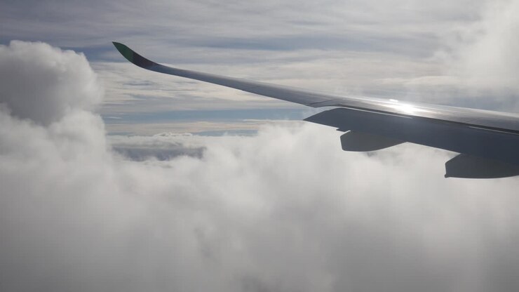 Flyver over skyerne set indefra et fly om dagen