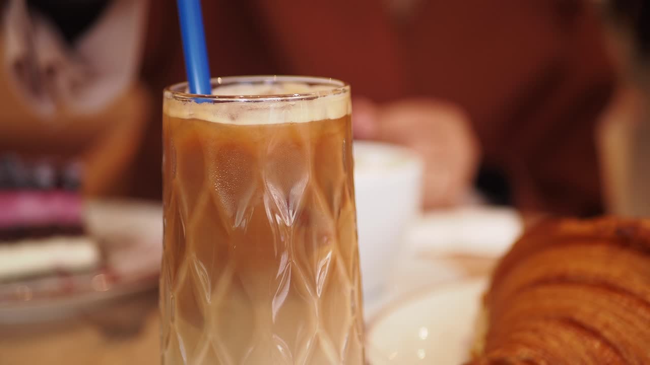 카페 테이블 에서  을 넣은 유리 컵 에 얼음 커피