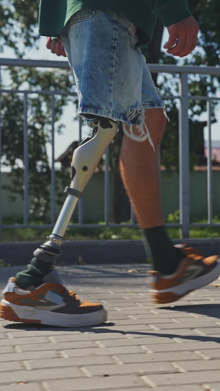 인공 다리를 가진 남자가 야외에서 고 있다