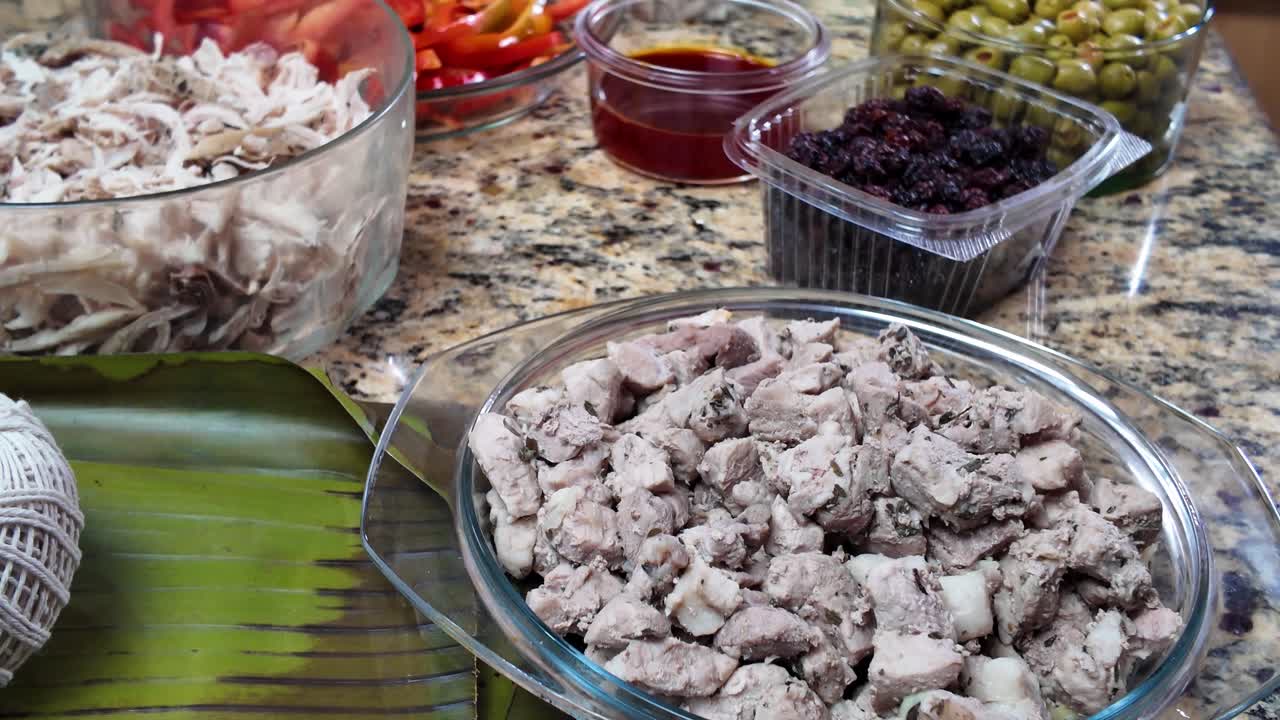 Lista de compras de ingredientes para preparar hallacas, comida étnica tradicional venezuelana com um ângulo de câmera de baixo para cima