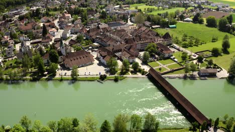 Wangen-En-La-Ciudad-Suiza-De-Aare-En-El-Cantón-De-Berna-Con-Un-Histórico-Puente-De-Madera-Sobre-El-Río-Aare-Del-Siglo-XIV