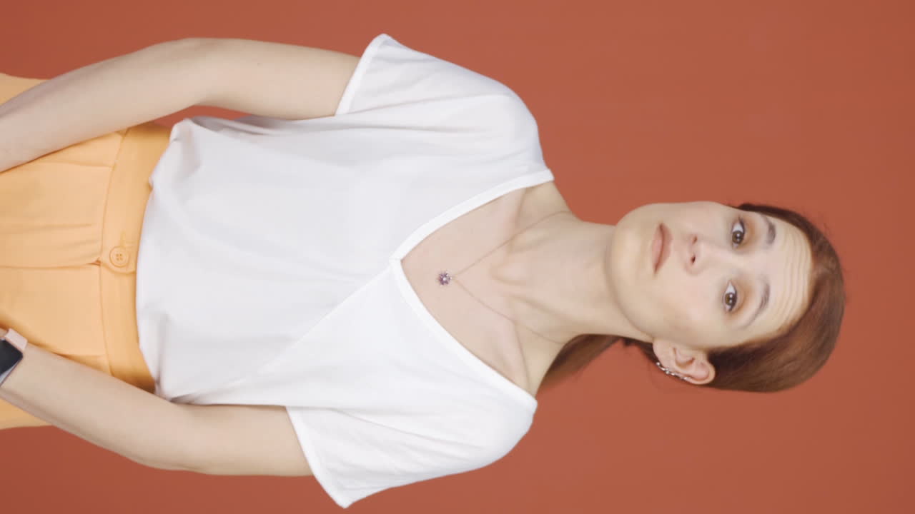 el video vertical de la mujer a la que no le gustan las noticias que oye no aprueba.