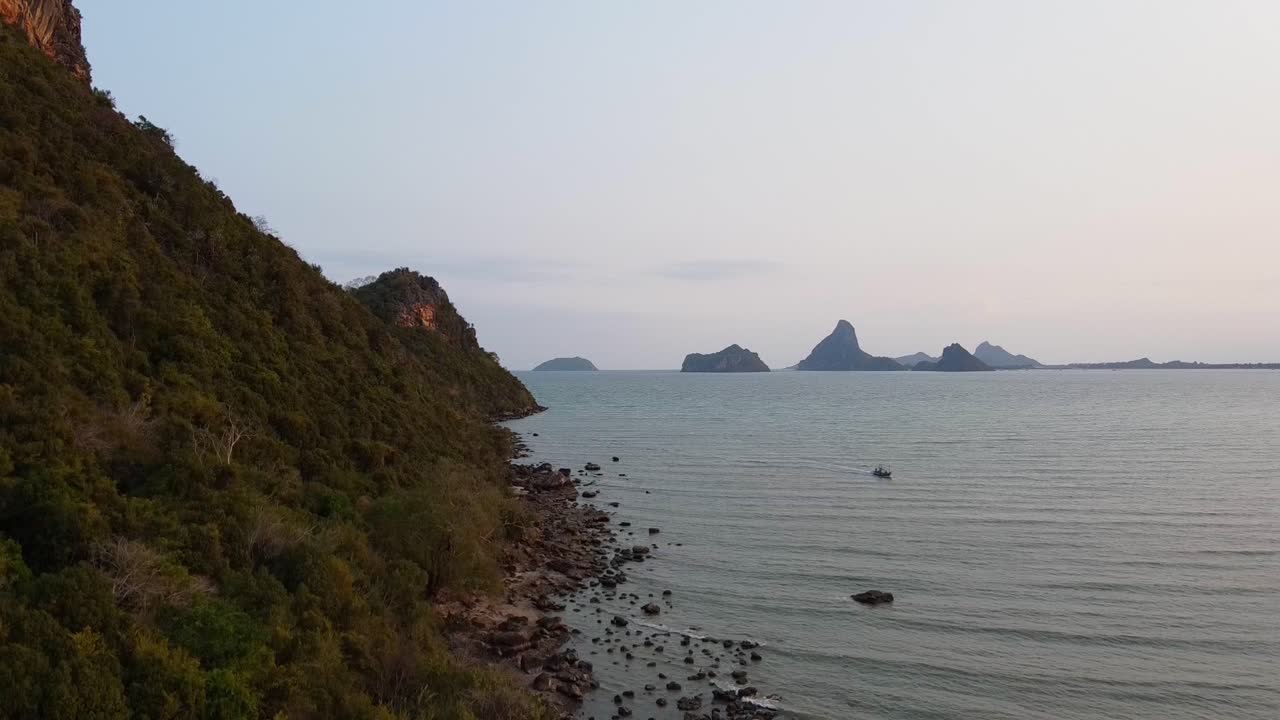 antena: dron desciende por encima del barco de pescadores que vuelve del mar