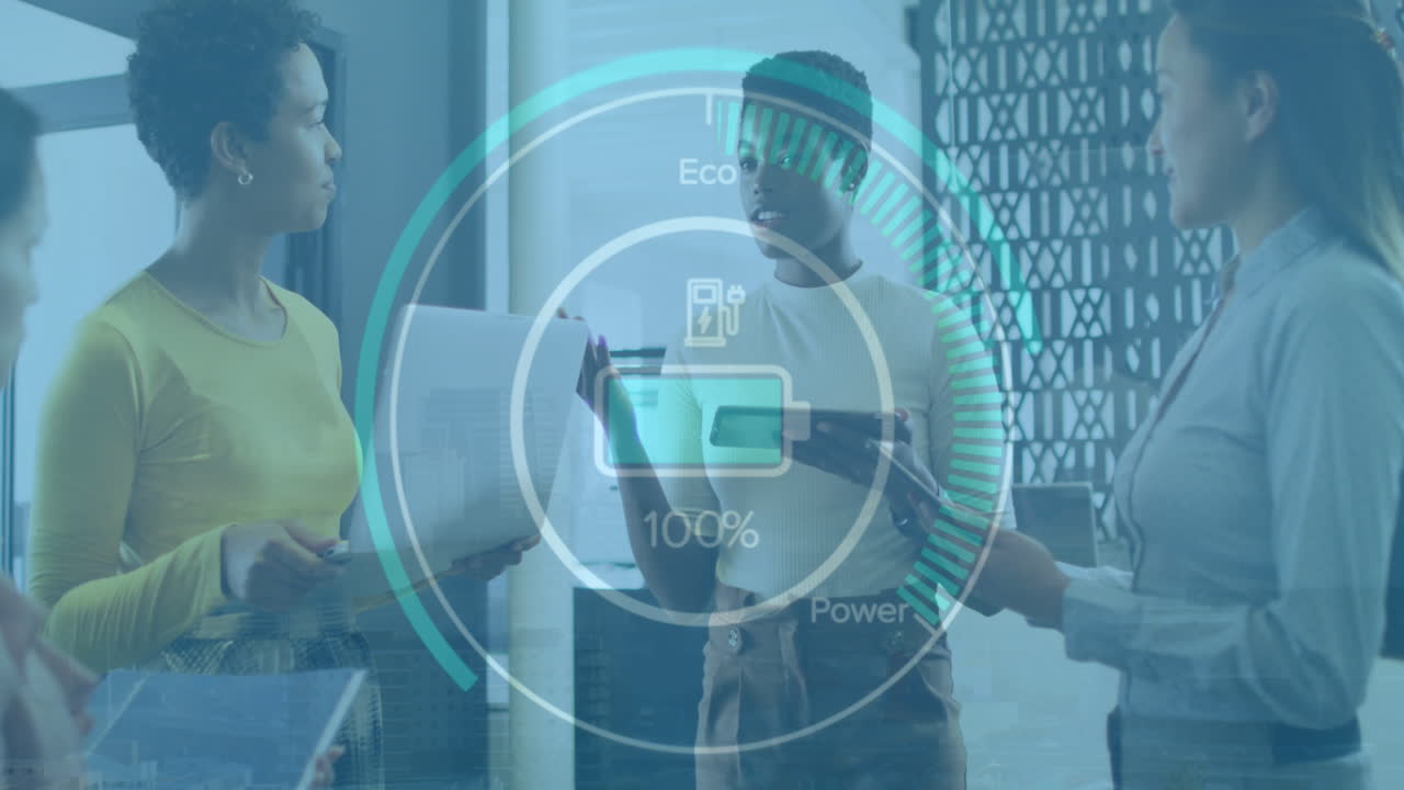 animación del icono de la batería con conteo de 0 a 100, círculo de carga, diversos compañeros de trabajo compartiendo ideas