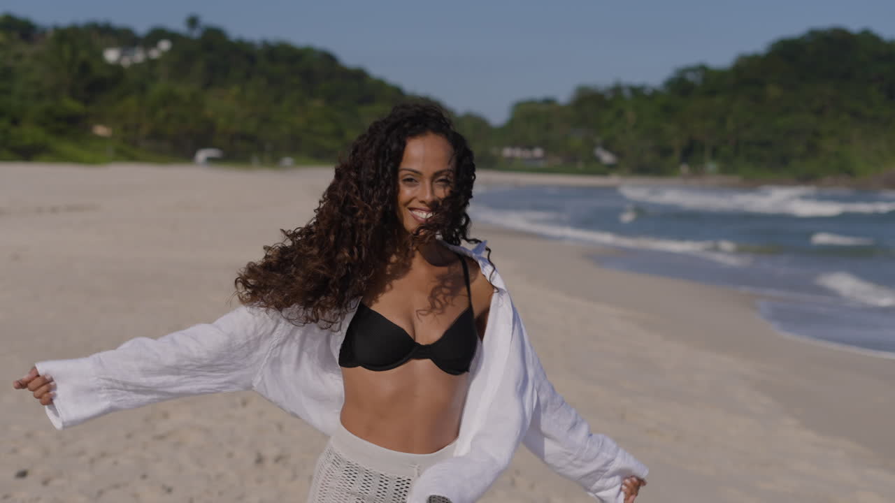 chica feliz en la playa