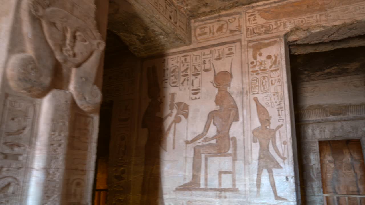 Templo egípcio antigo com hieróglifos