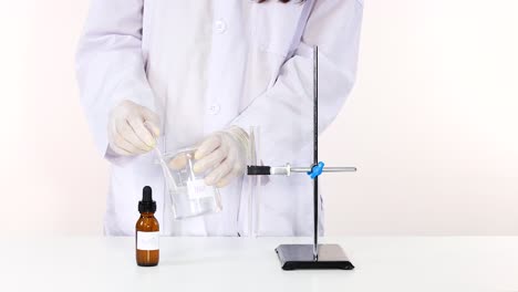 el científico lleva a cabo un experimento con solución de nitrato de plata