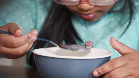 niño comiendo una comida