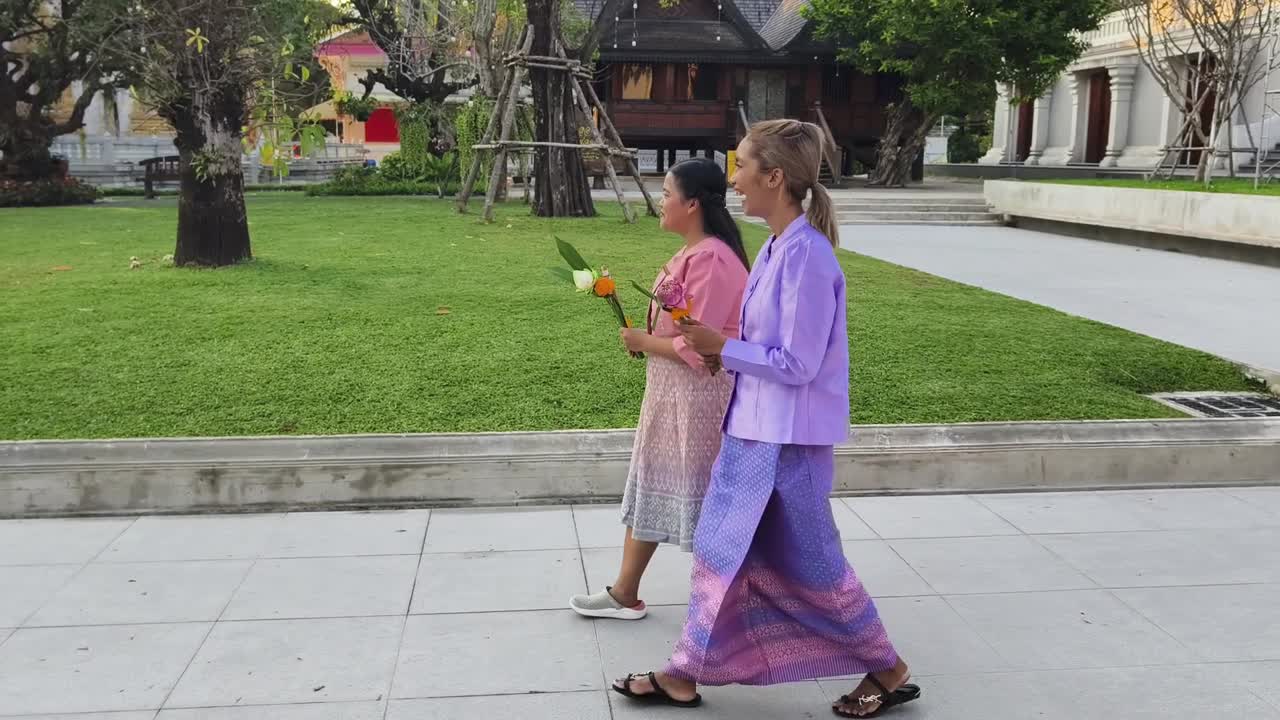 사원 에서 태국 전통 의 옷 을 입은 여자 들