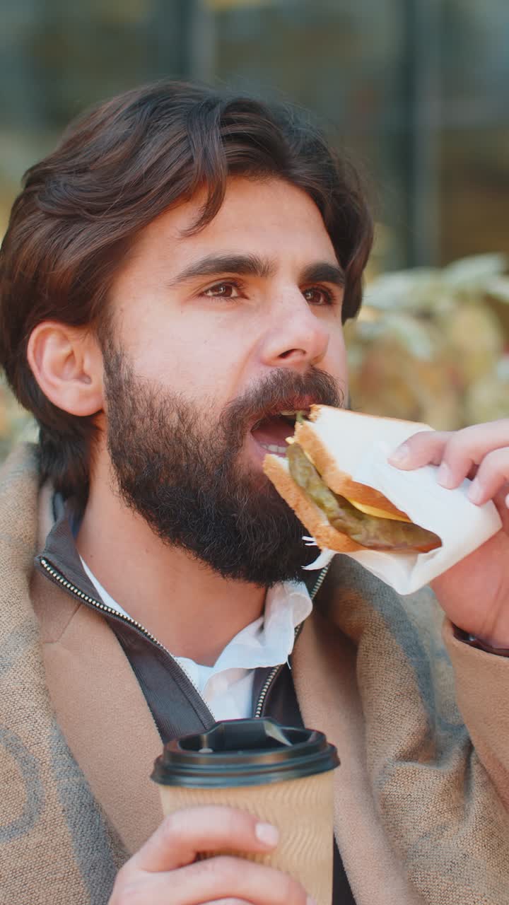 joven turista indio disfruta del almuerzo comiendo sándwiches y bebiendo café o té caliente