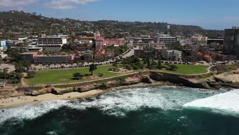 Drone-Volando-En-Reversa-Lejos-De-La-Tierra-Sobre-Ocean-Park-En-La-Jolla-California-Y-Seal-Beach