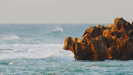 Big-Wave-Crush-über-Den-Felsen-Am-Indischen-Ozean,-Durban,-Kwazulu-Natal,-Südafrika
