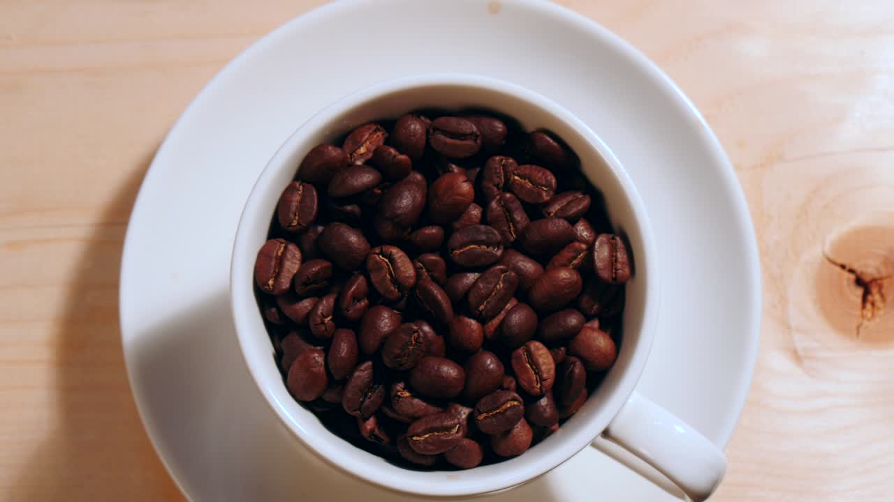 Granos de café en una taza blanca
