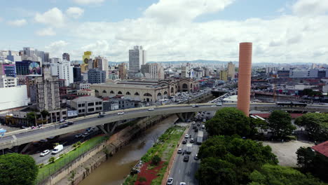 Luftaufnahme-Des-Verkehrs-Auf-Der-Viaduct-Diario-Popular-Bridge,-Sunny-Sao-Paulo,-Brasilien