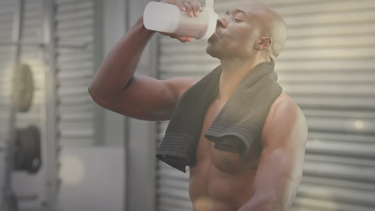 animación de manchas brillantes sobre un hombre fuerte haciendo ejercicio en el gimnasio