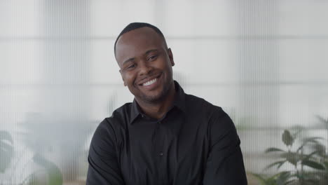 Retrato-Feliz-Joven-Empresario-Afroamericano-Riendo-Con-Los-Brazos-Cruzados-Disfrutando-Del-éxito-Del-Estilo-De-Vida-Profesional-Hombre-De-Negocios-Negro-En-La-Oficina-Cámara-Lenta-Ambición-Profesional