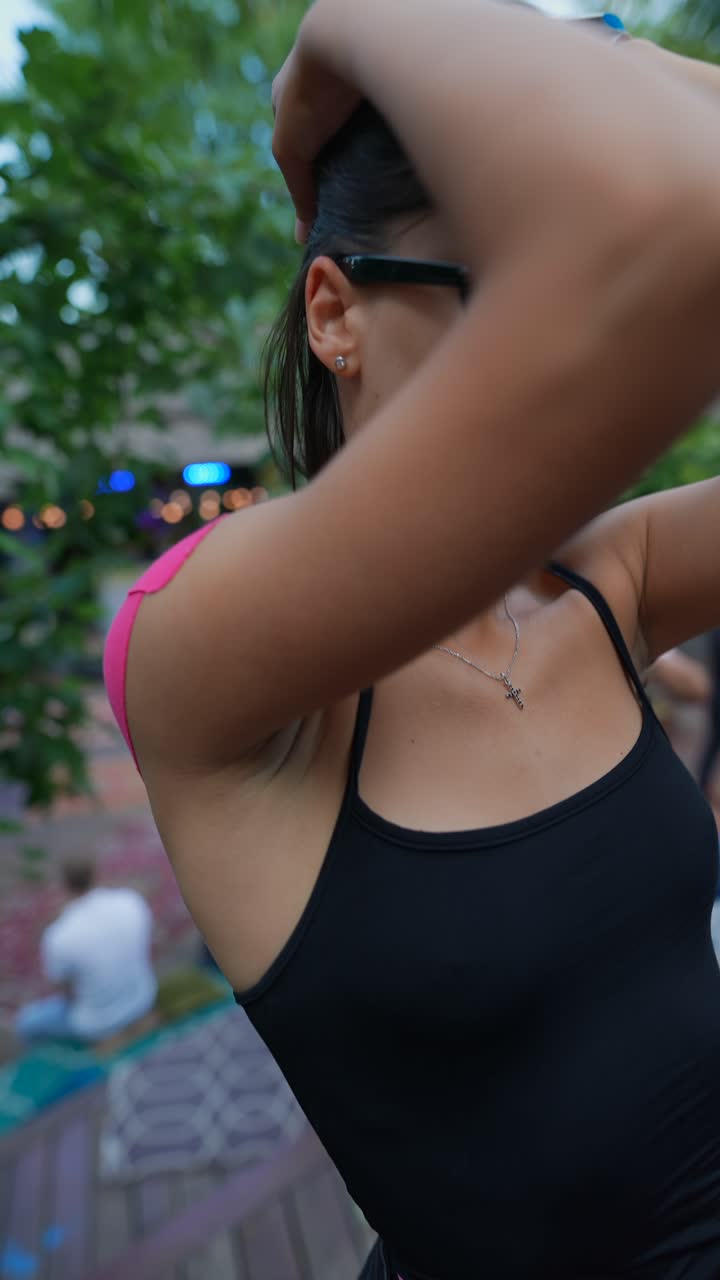 joven en un festival nocturno