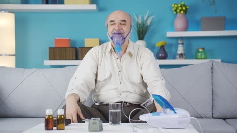 hombre de edad avanzada en respirador riéndose de la cámara.